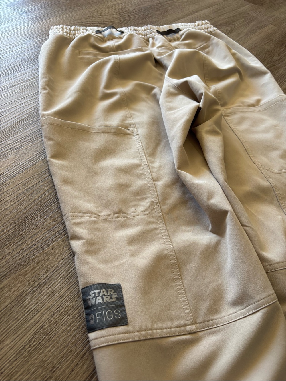 FIGS STAR WARS Mandalorian Scrub Jogger Women Size XL Beige Baby Yoda Pants RARE - Picture 4 of 10